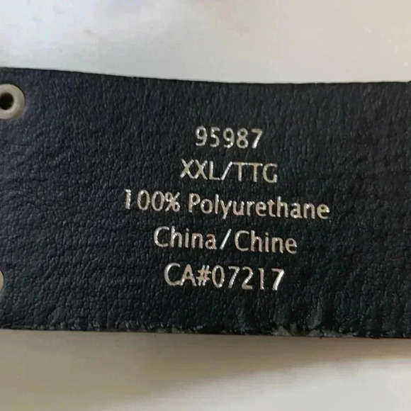 Source  Unknown faux leather belt w embossed floral motif and silver buckle - Picture 2 of 9